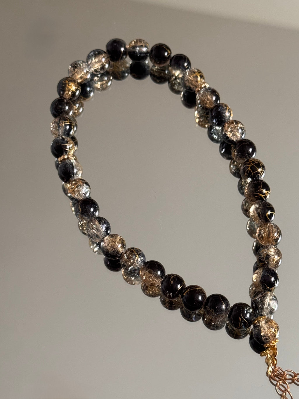 Noor Tesbih in schwarz mit goldenen Details