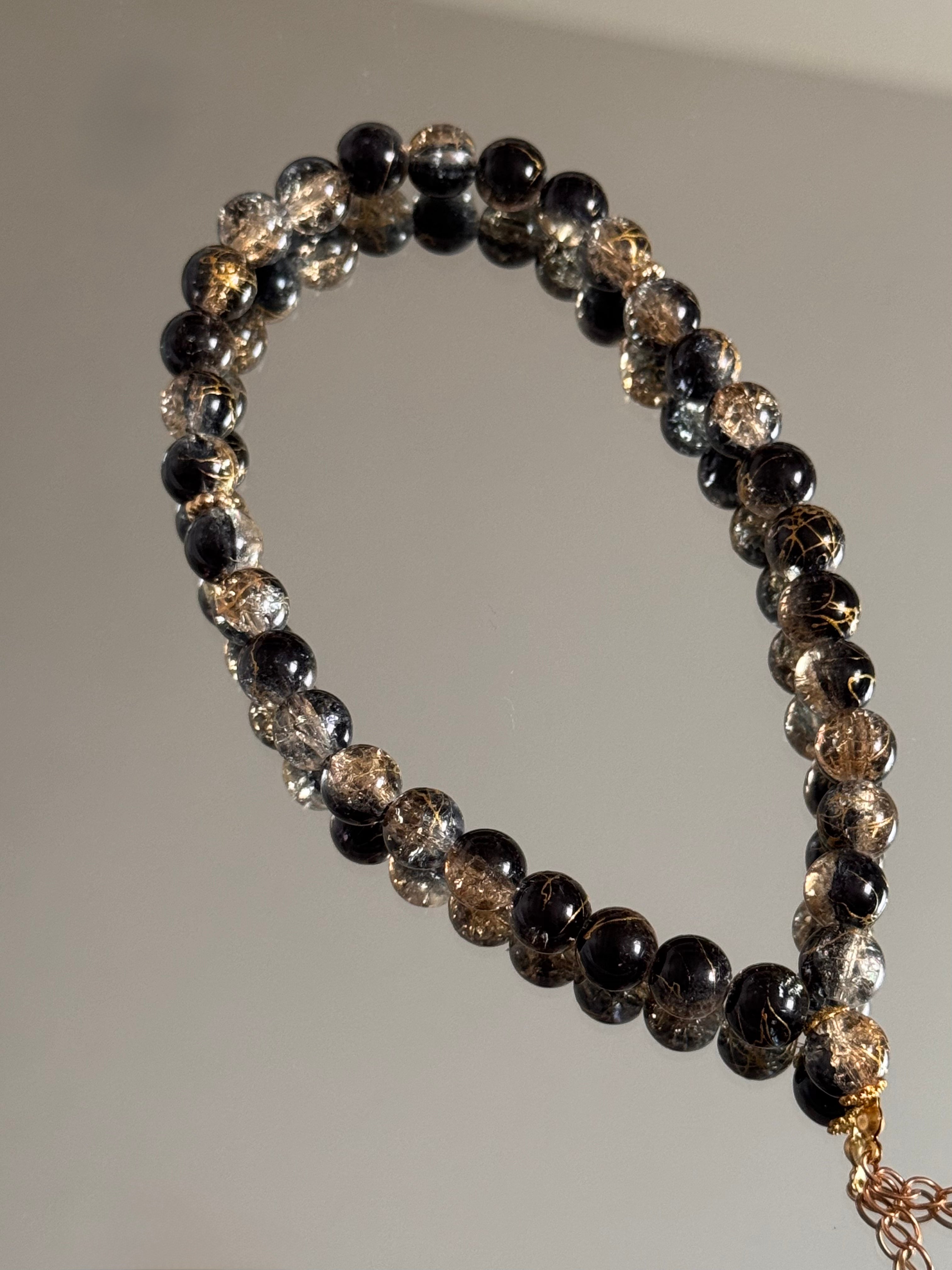 Noor Tesbih in schwarz mit goldenen Details